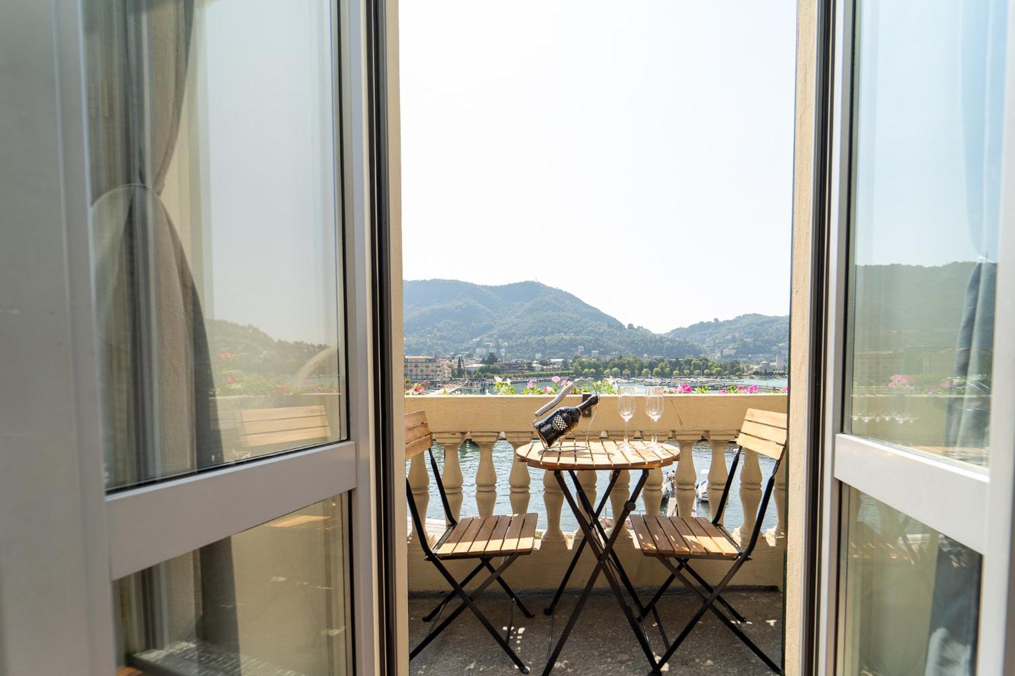 Appartamento Esclusivo Fronte Lago, In Centro A Como Con Garage 外观 照片