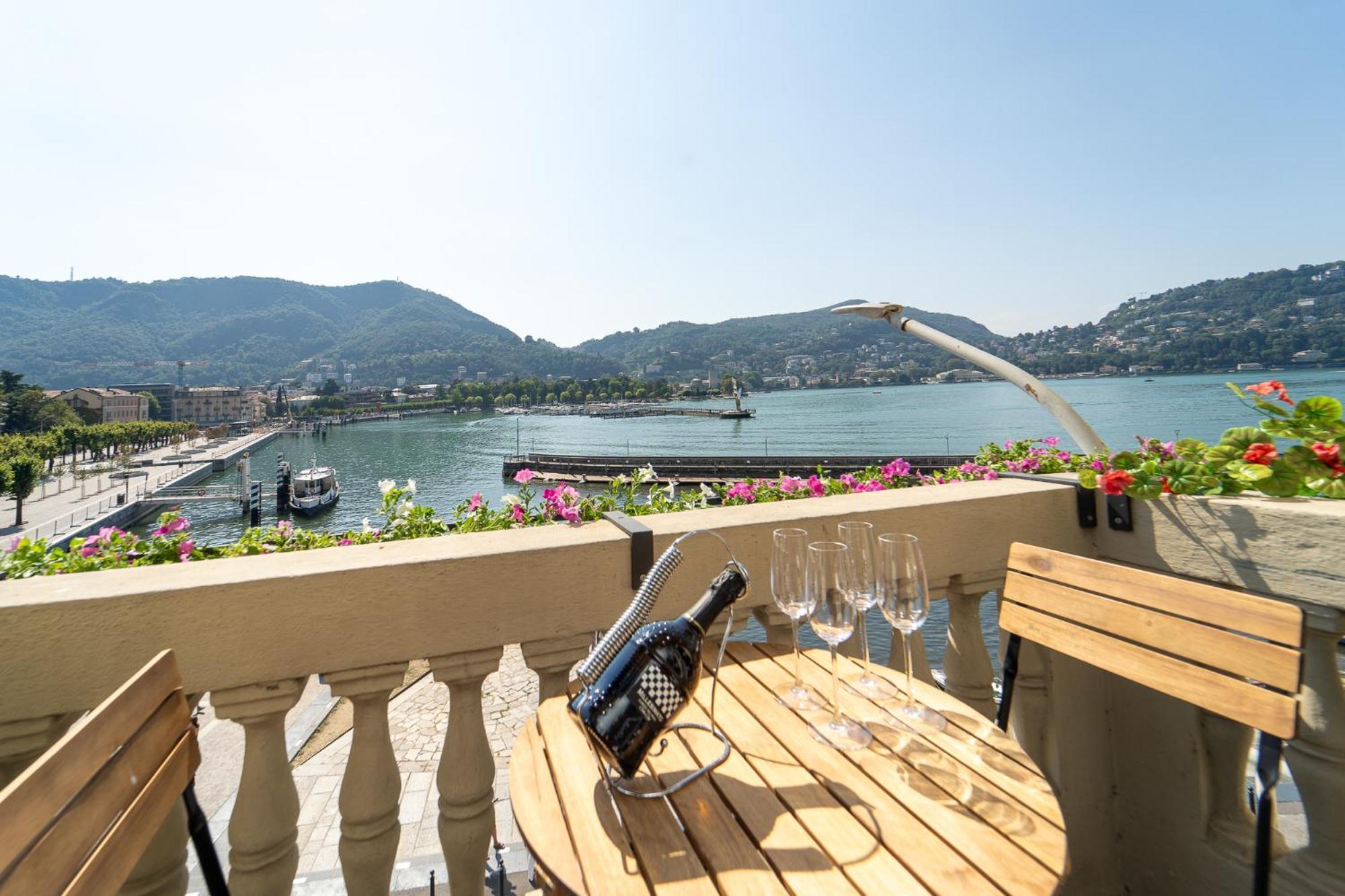 Appartamento Esclusivo Fronte Lago, In Centro A Como Con Garage 外观 照片