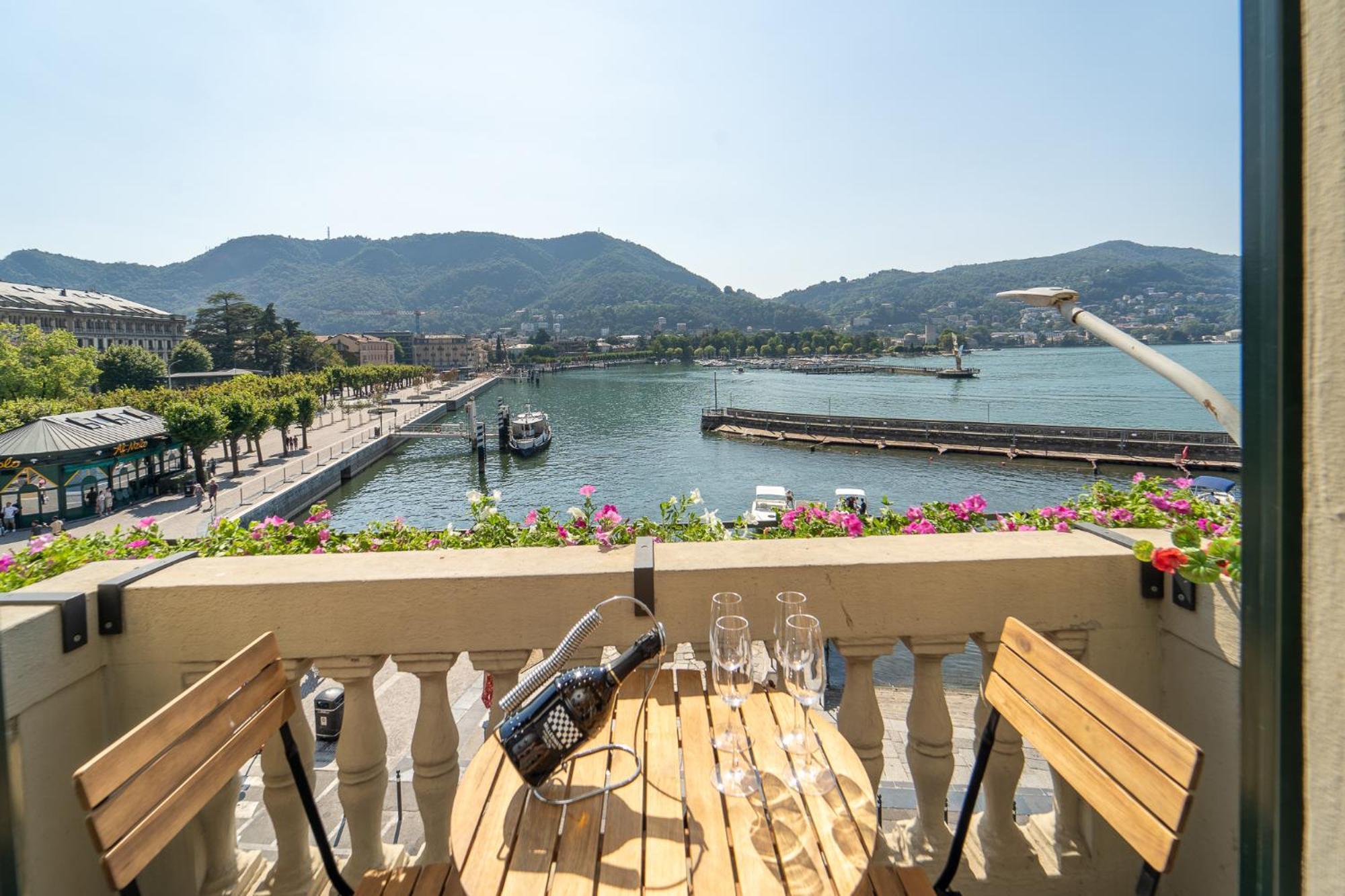 Appartamento Esclusivo Fronte Lago, In Centro A Como Con Garage 外观 照片