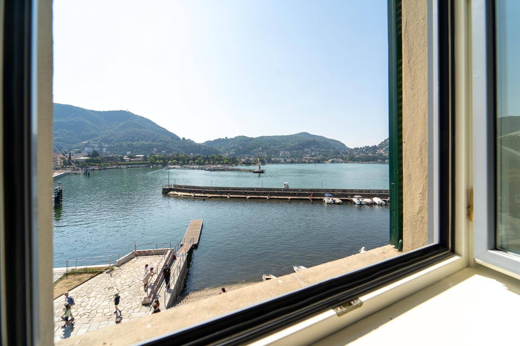 Appartamento Esclusivo Fronte Lago, In Centro A Como Con Garage 外观 照片