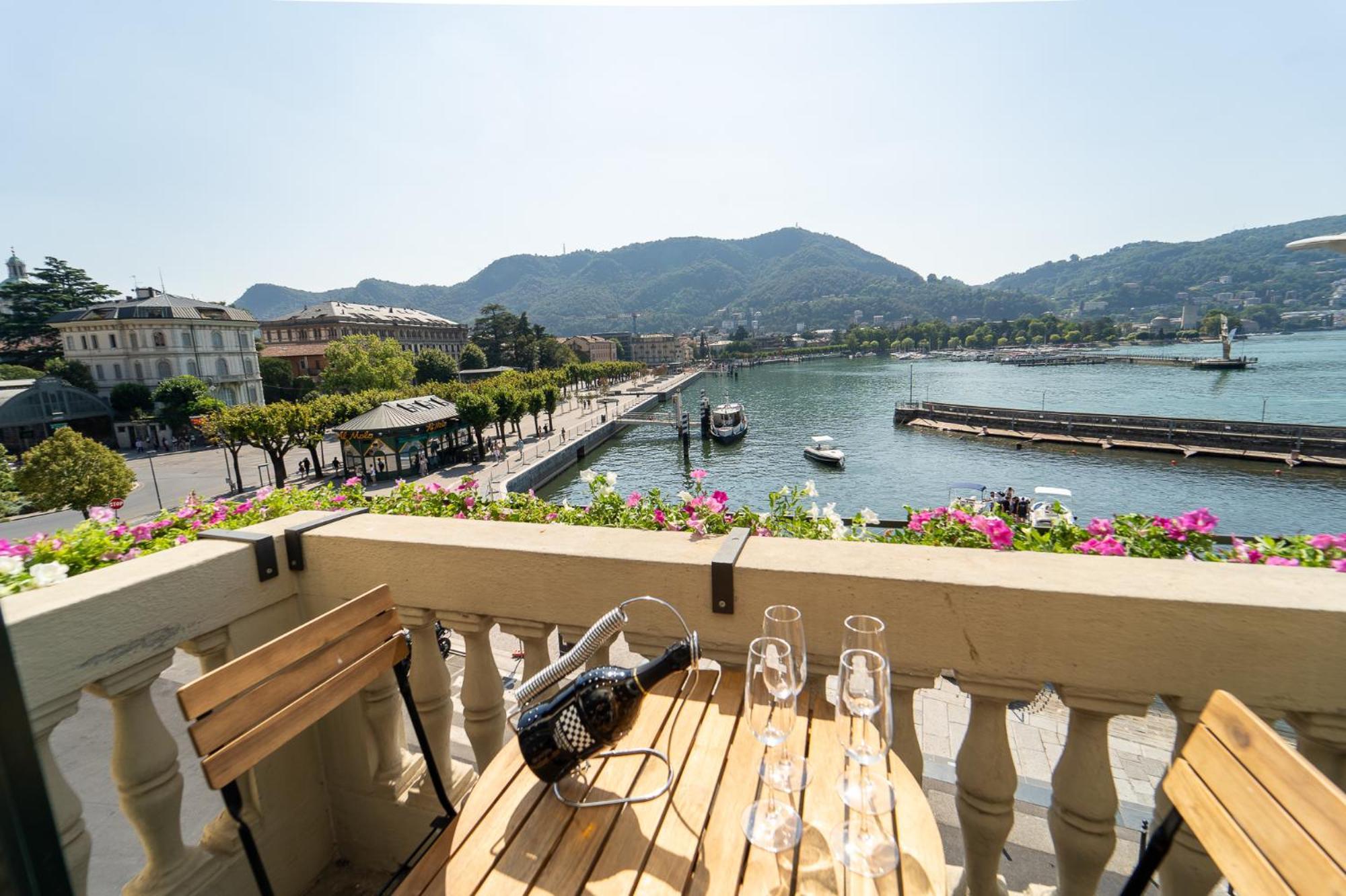 Appartamento Esclusivo Fronte Lago, In Centro A Como Con Garage 外观 照片