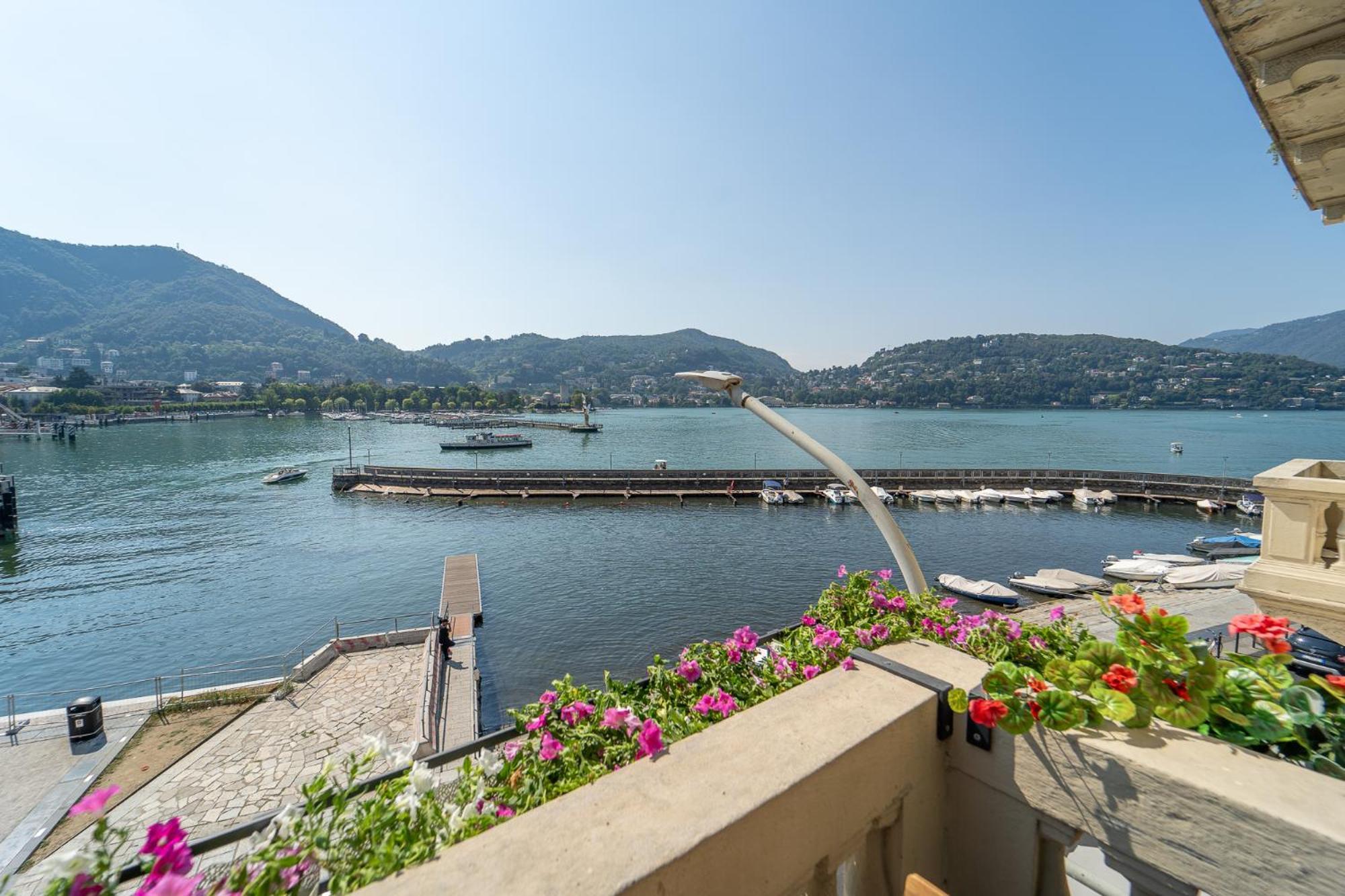 Appartamento Esclusivo Fronte Lago, In Centro A Como Con Garage 外观 照片