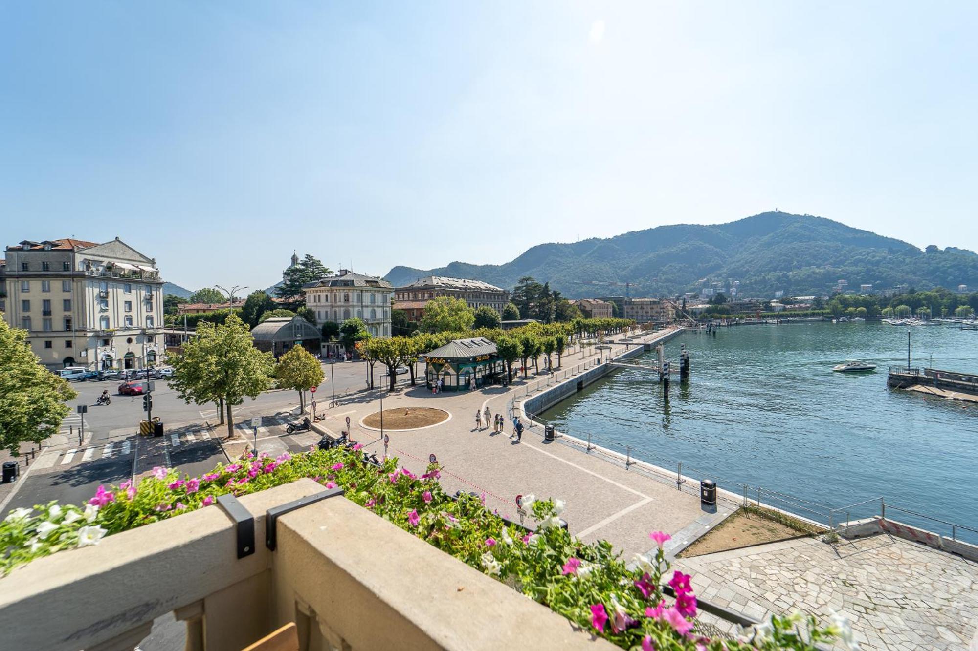 Appartamento Esclusivo Fronte Lago, In Centro A Como Con Garage 外观 照片