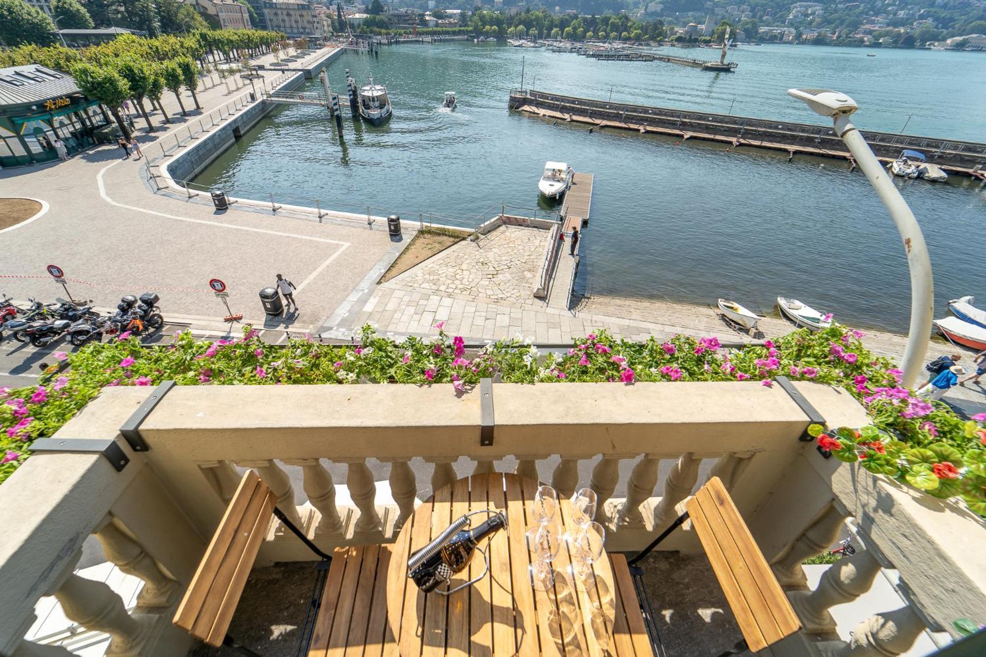 Appartamento Esclusivo Fronte Lago, In Centro A Como Con Garage 外观 照片